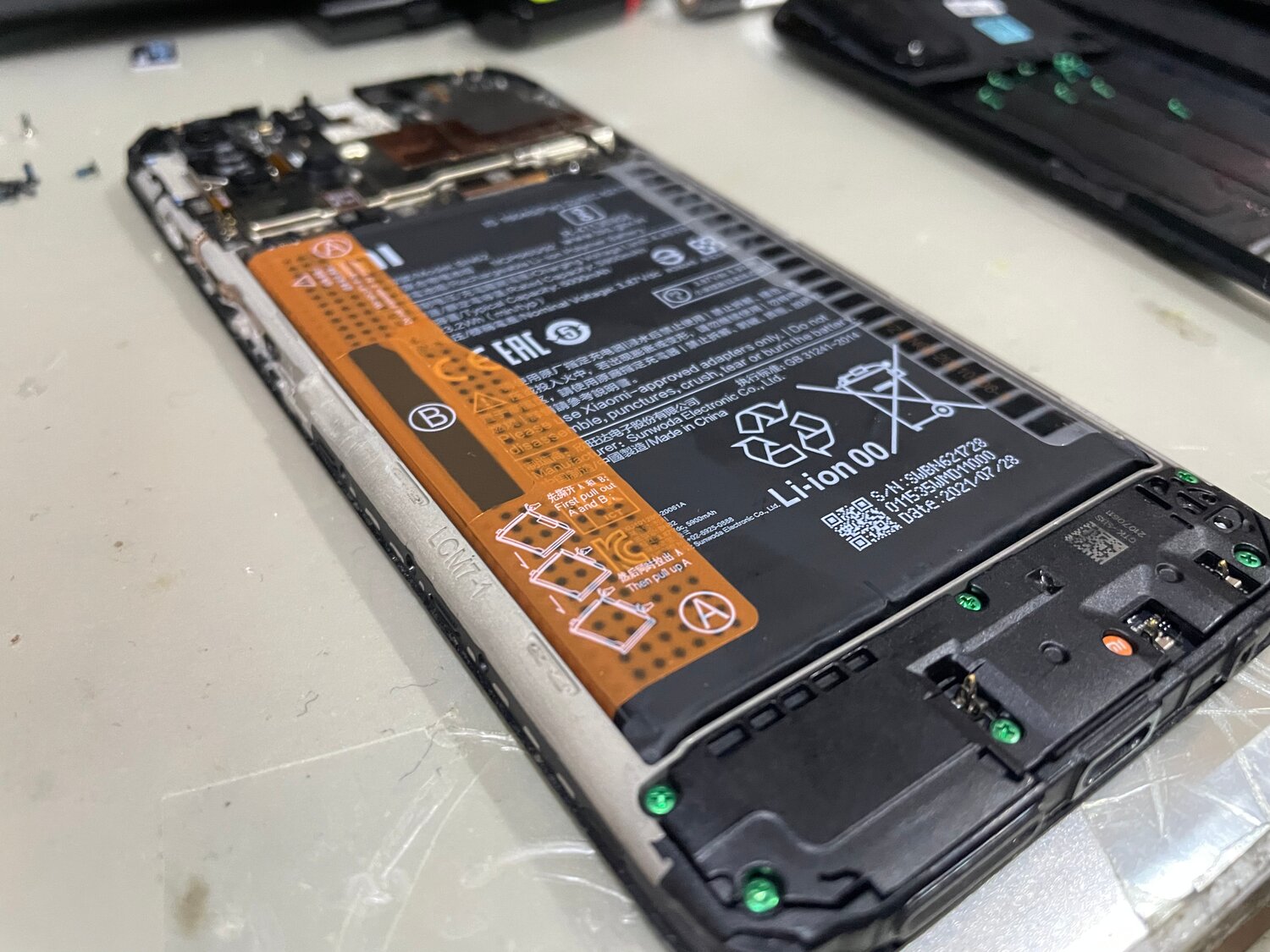 замена акб xiaomi, huawei y6 2019 динамик, ноутбук аккумуляторе приклеены к корпусу, huawei honor 10 разобрать, леново тав3 7 плюс замена батареи