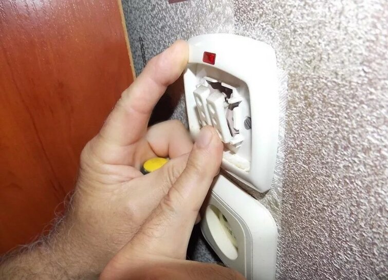монтаж выключателя, установка выключателя, монтаж розеток и выключателей, выключатель с розеткой, монтаж розеток
