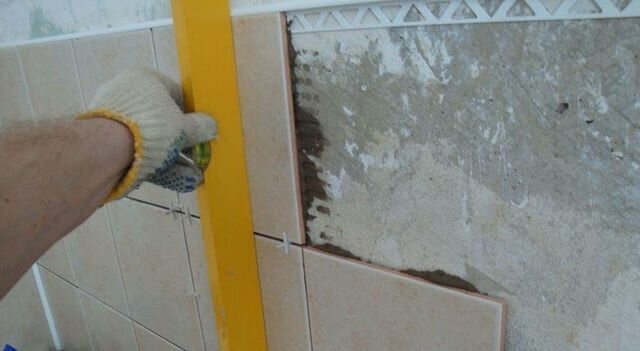 укладка плитки на стену в ванной своими руками, укладка керамической плитки, монтаж плитки на окрашенную стену, укладка плитки, укладка кафельной плитки