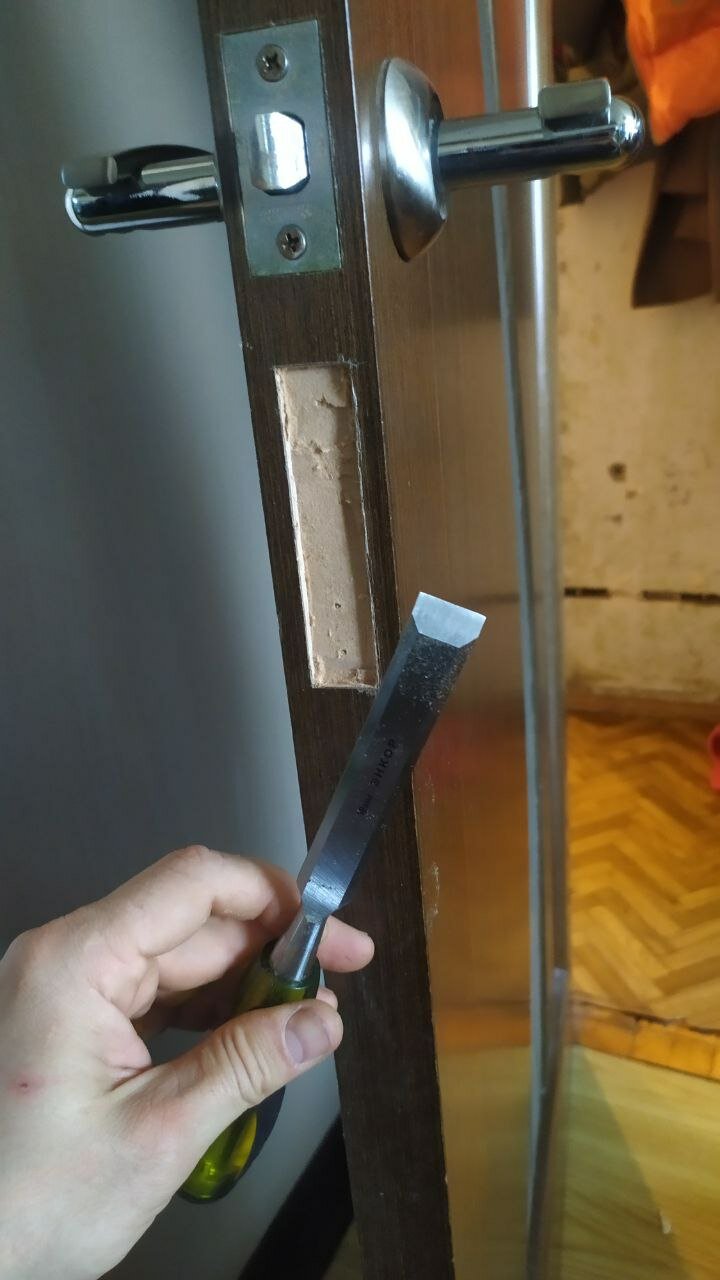 врезка замка, врезка замка в межкомнатную дверь, врезать замок в межкомнатную дверь, дверной замок, врезание замков в межкомнатные двери