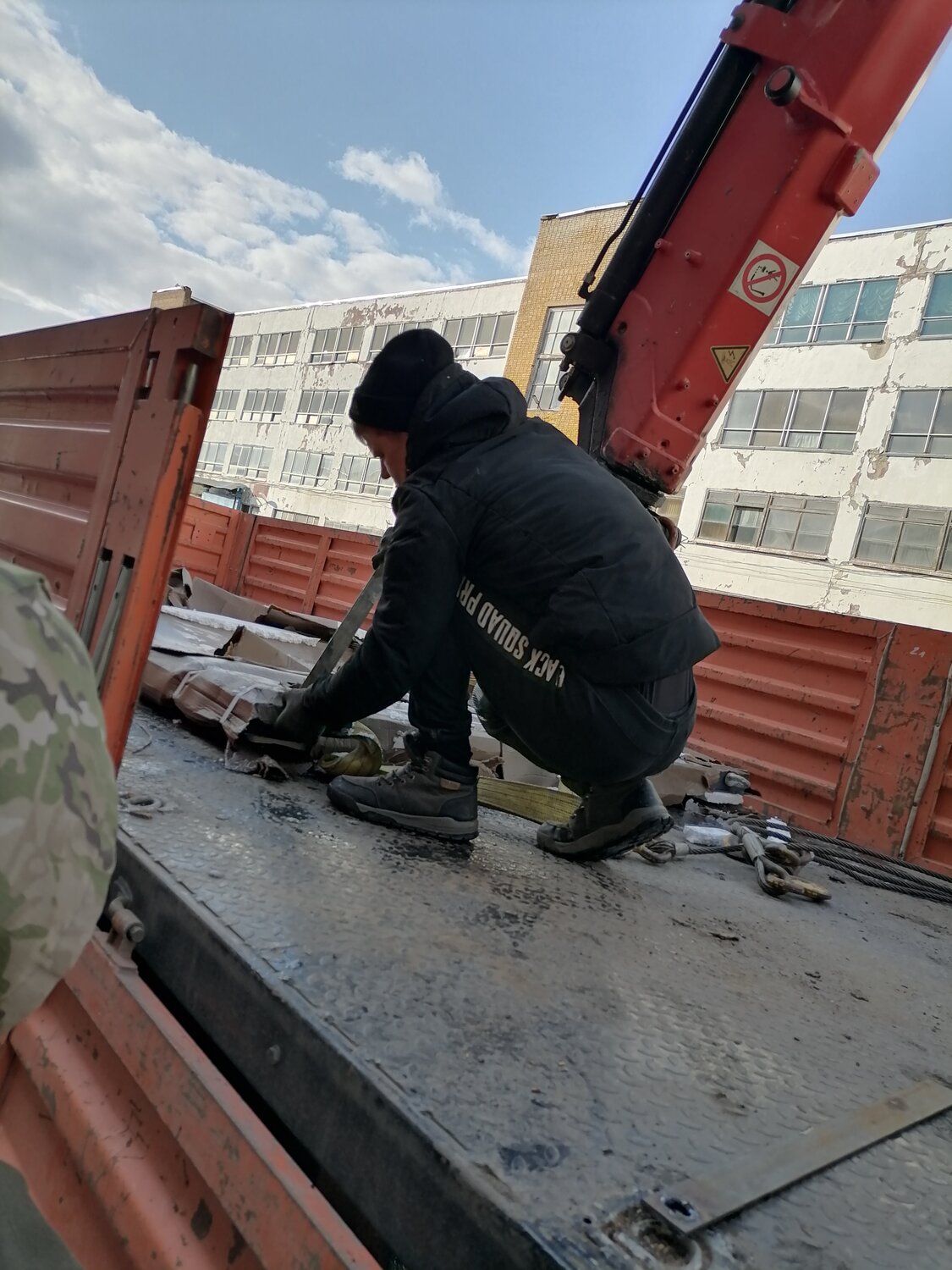 ремонт крыши, демонтаж металлоконструкций кровли, демонтаж крыши, на стройке, демонтаж парапета здания