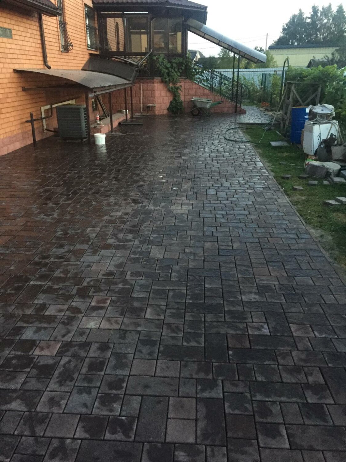 укладка брусчатка, брусчатка тротуарная плитка, металлическая брусчатка, тротуарная плитка в частном доме, серая тротуарная плитка во дворе