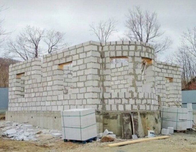 строительство дома из пеноблоков, газобетон, газосиликатные блоки, кладка газобетона, дом из неотделанного пеноблока