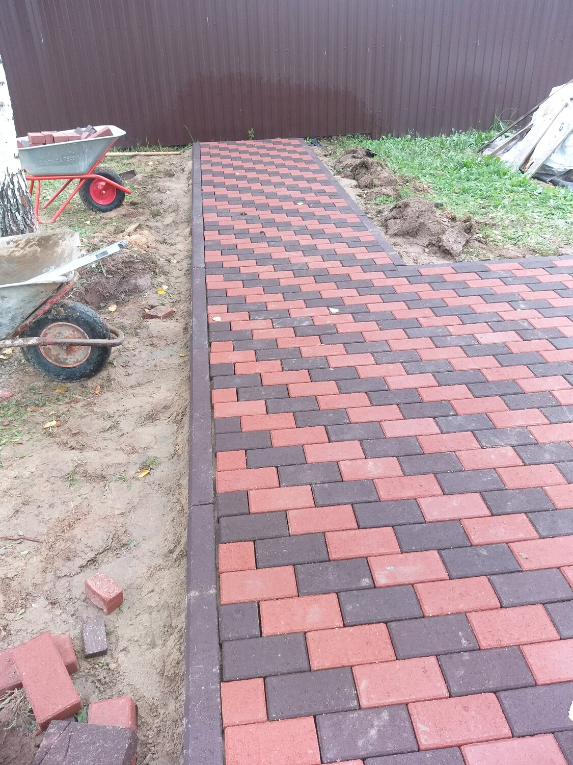 укладка брусчатка, укладка тротуарной плитки, укладка тротуарной плитки на даче, тротуарная плитка, тротуарная плитка на даче