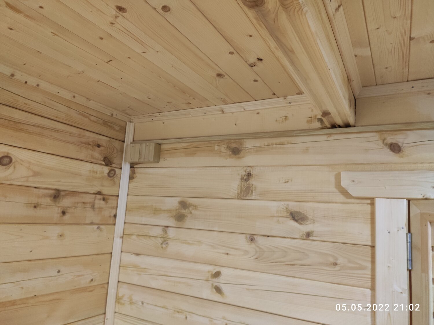 электропроводка в деревянном доме в кабель канале, наружная электропроводка в деревянном доме, электропроводка в деревянном доме, проводка в деревянном доме, открытая проводка в бревенчатом доме в кабель-каналах