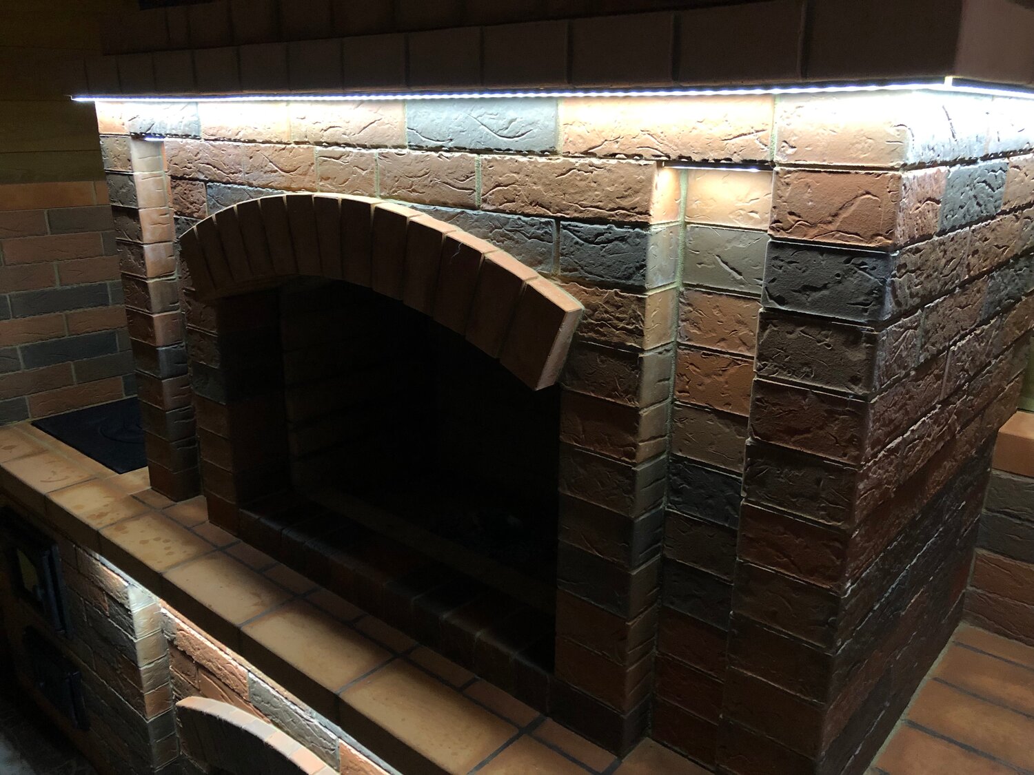 камин с аркой из кирпича, камин в кирпичной кладке, камины печи, большие камины из кирпича, облицовка печи