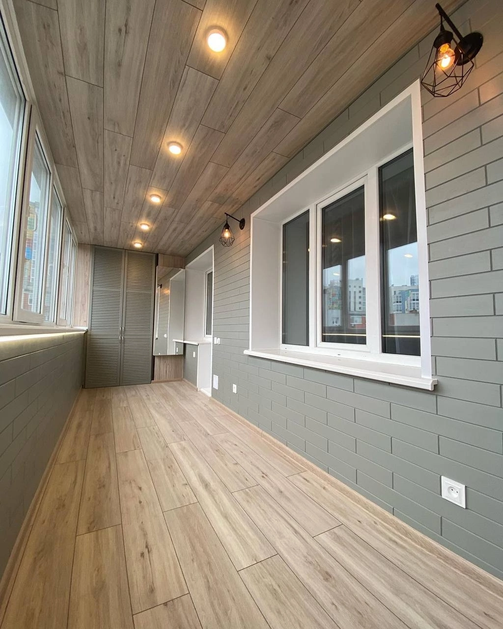 лоджия вагонкой, лоджия отделка, отделка балконов и лоджий, внутренняя отделка балкона, вагонка на балконе