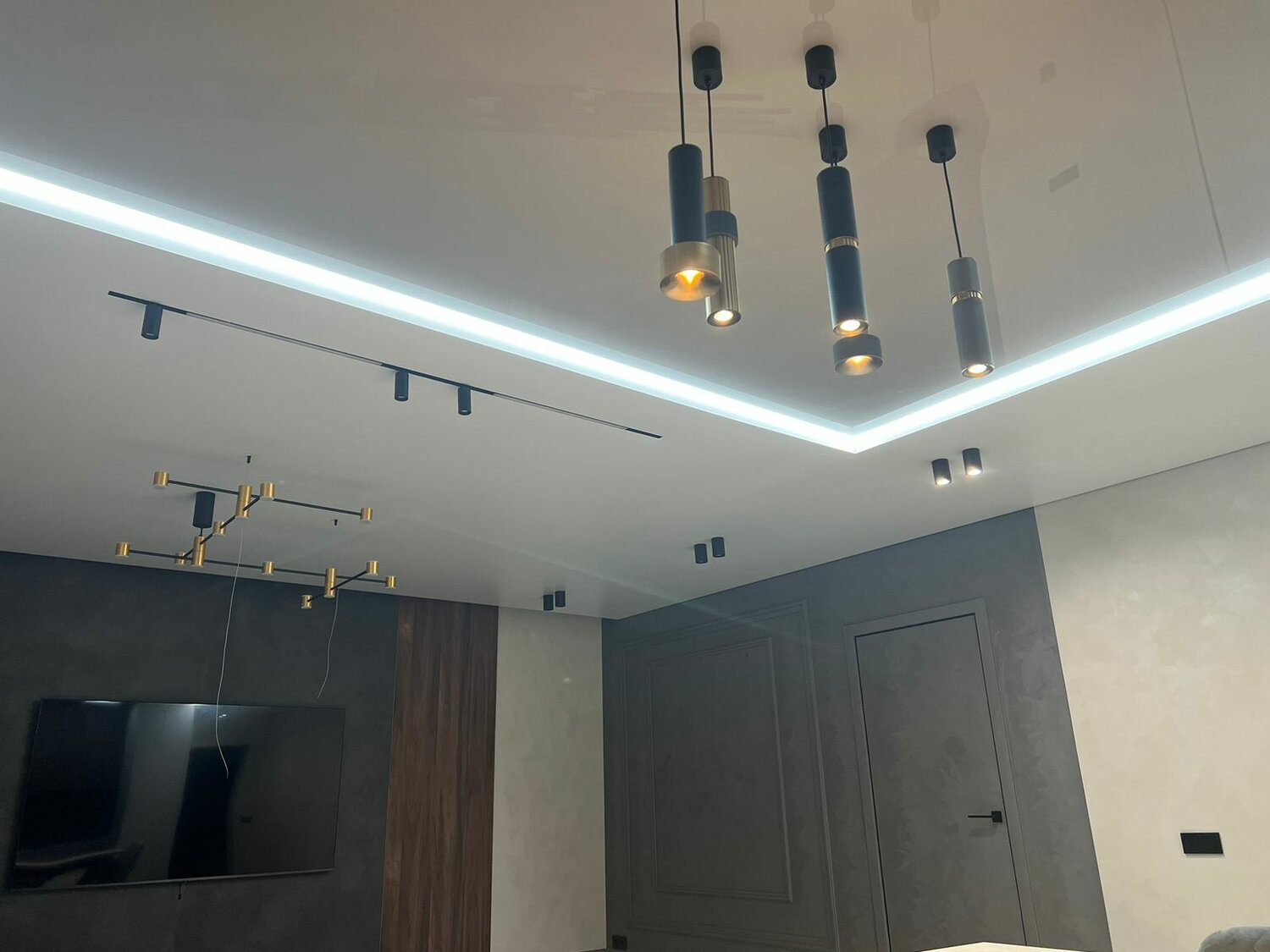 натяжной потолок со световыми линиями, потолок, потолок со световыми линиями, натяжной потолок с полосками световыми, парящий потолок натяжной