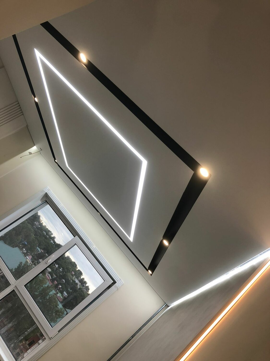 световые линии, световые линии на потолке, натяжной потолок с парящими линиями, световые линии на натяжном, потолок