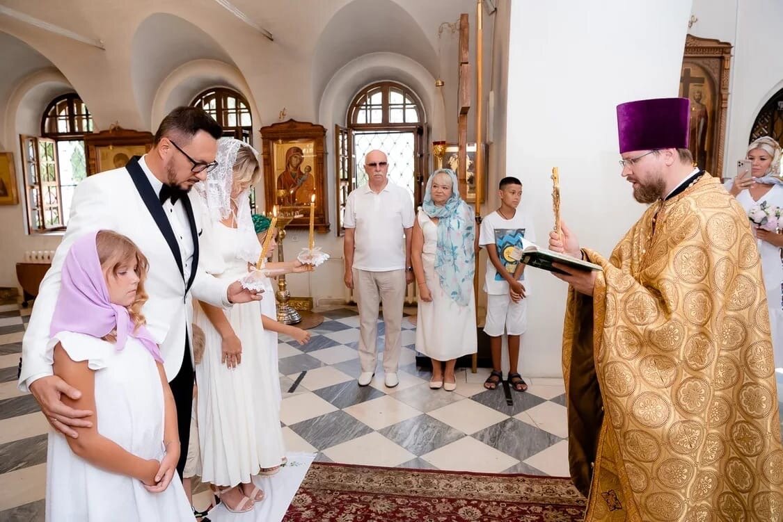 венчание в храме архангела михаила, крещение в храме казанской иконы божьей матери в коломенском, крещение софии, венчание в храме, венчание гости