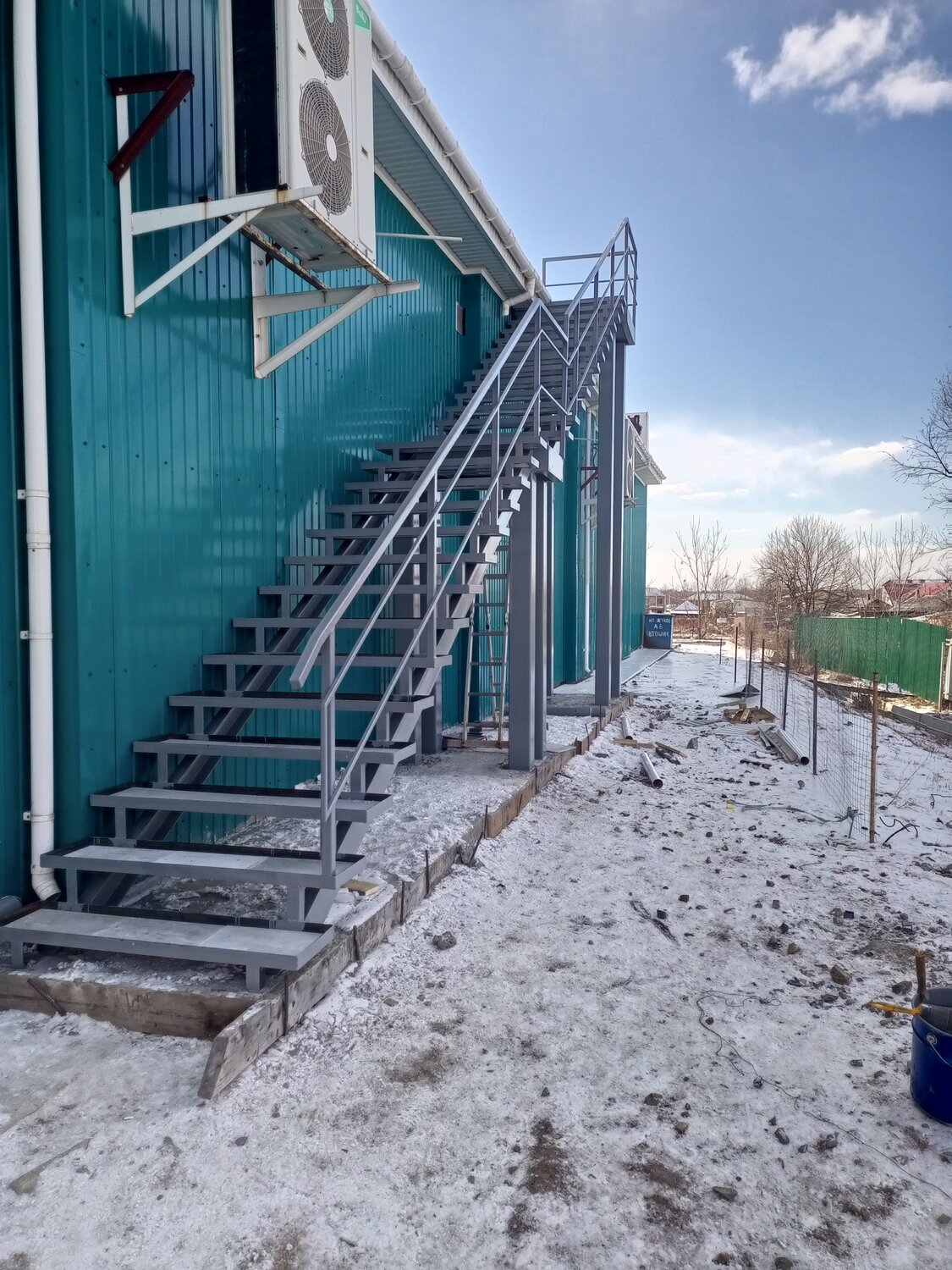 здание, наружная лестница, пожарная лестница, мост в нижнем новгороде, лестница