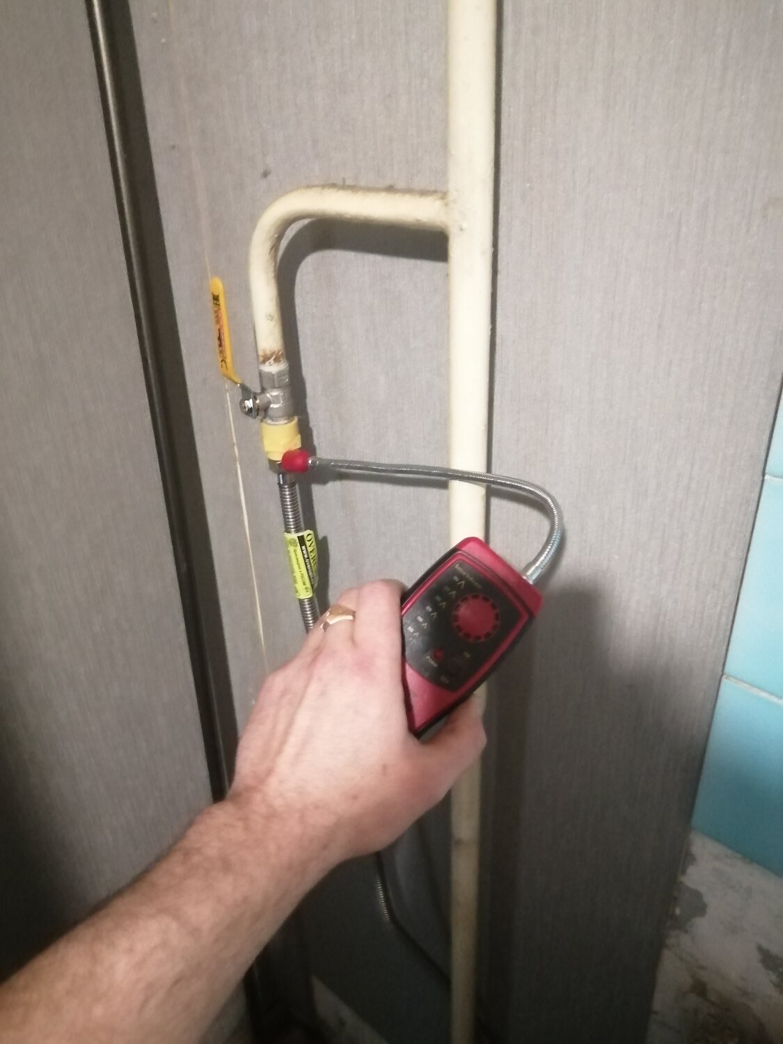 газовая труба в квартире, подключение полотенцесушителя, кран для полотенцесушителя, установка полотенцесушителя, крепление полотенцесушителя в ванной к стене