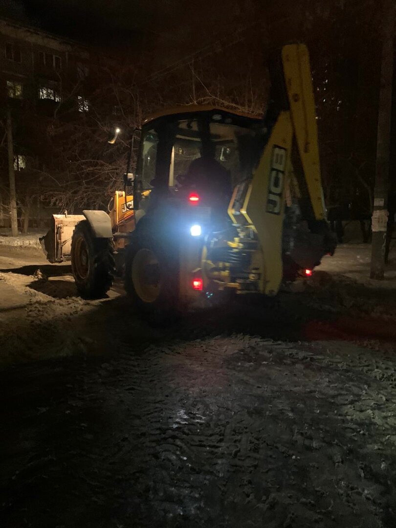 трактор уборка снега, уборка снега, уборка снега в белгороде, чистка снега, убирает снег