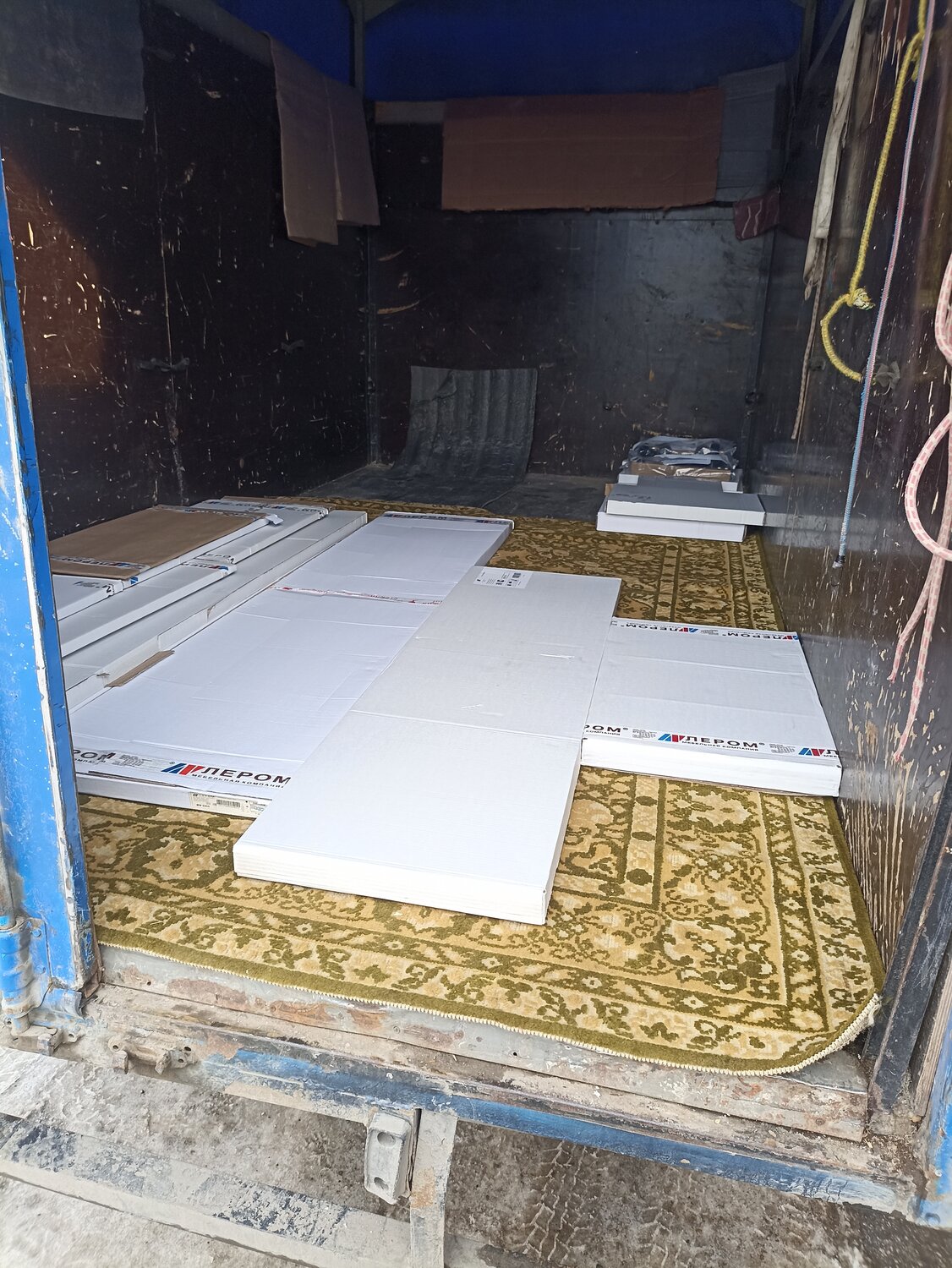 кирпичный гараж, в гараже, газель термобудка, пол в гараже варианты, отделка стен в гараже