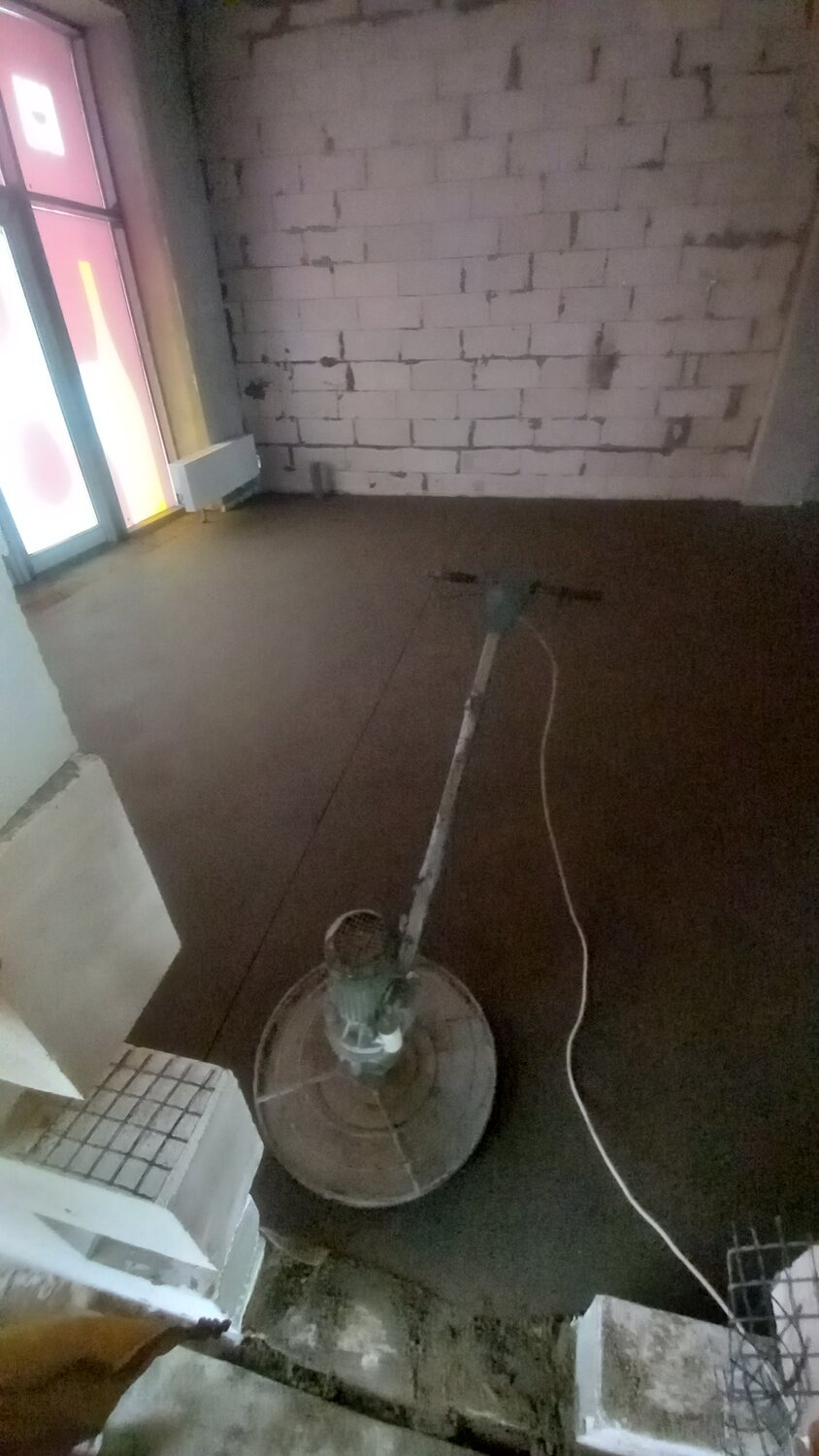 стяжка пола, полусухая стяжка пола, полусухая стяжка, механизированная стяжка пола, затирщик полусухой стяжки
