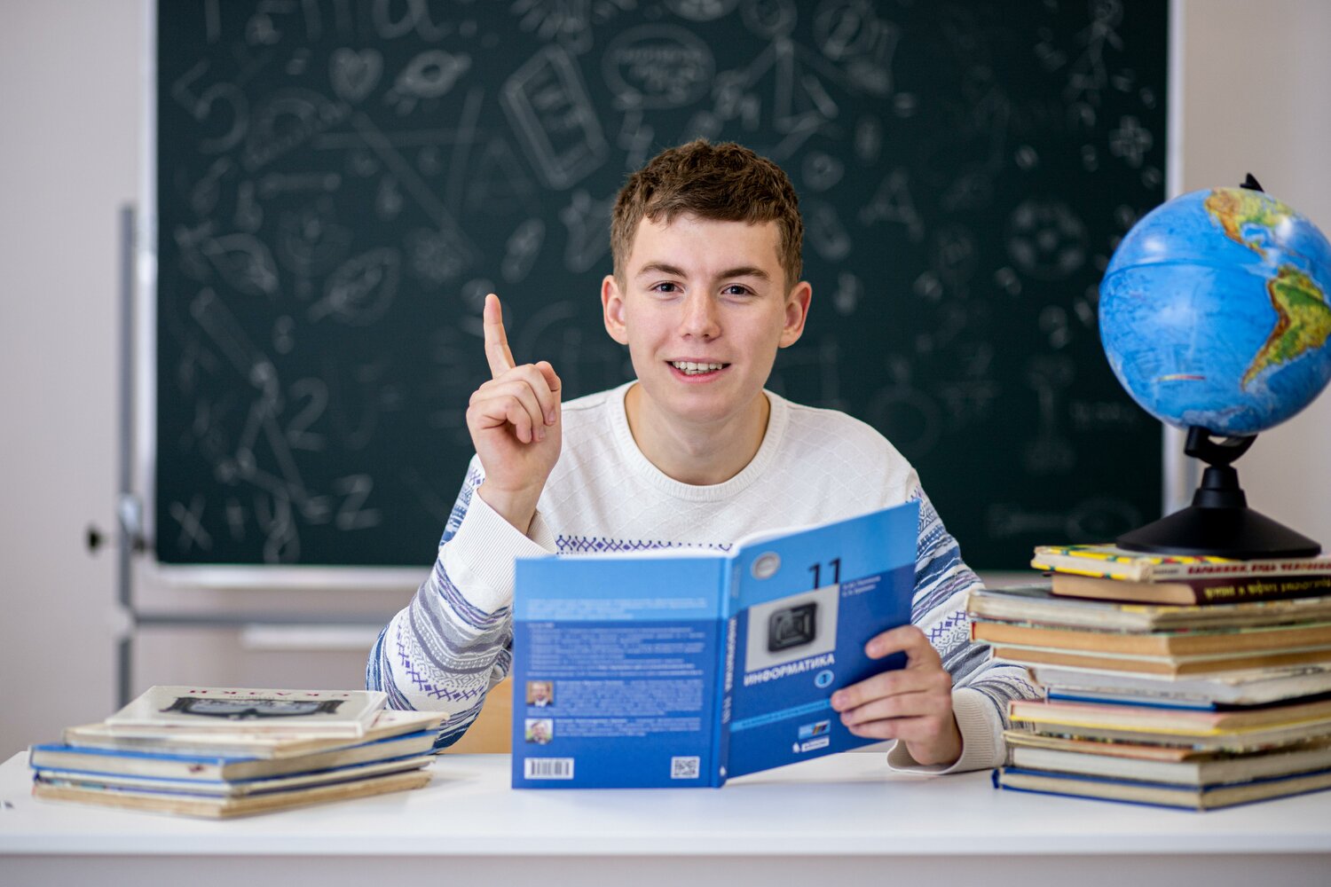 человек, школьники, ученик с глобусом, обучение, школьная жизнь