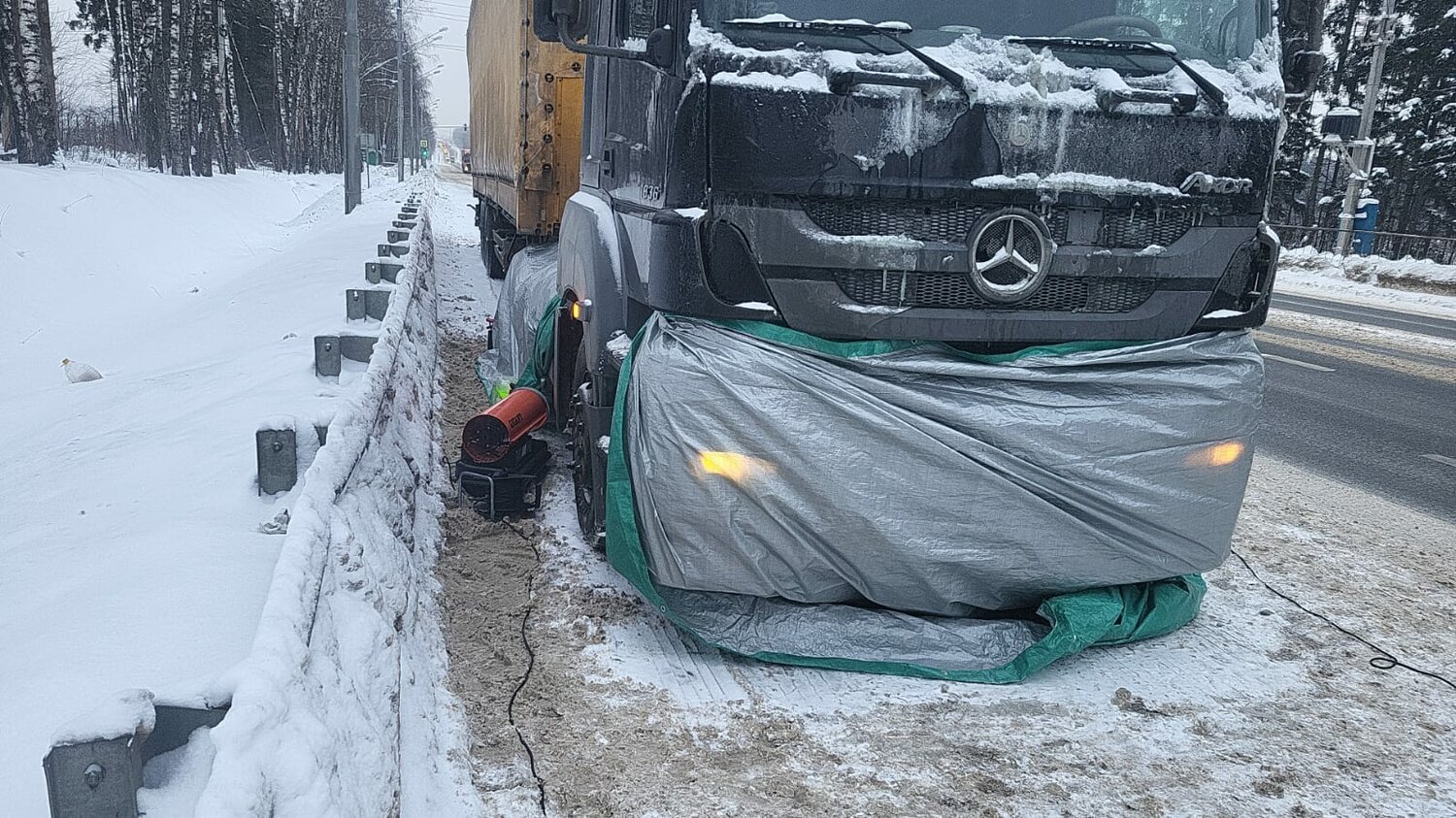 фуры зимой, автомобиль, mercedes-benz actros, отогрев грузовых автомобилей, отогрев автомобиля