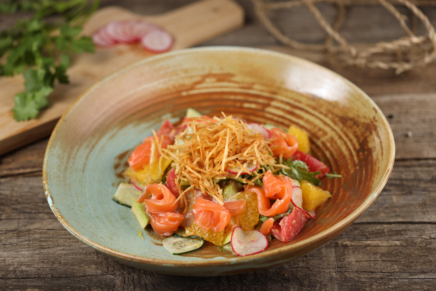 салат, салат с лососем, блюда, салат с лангустинами, теплый салат с лососем