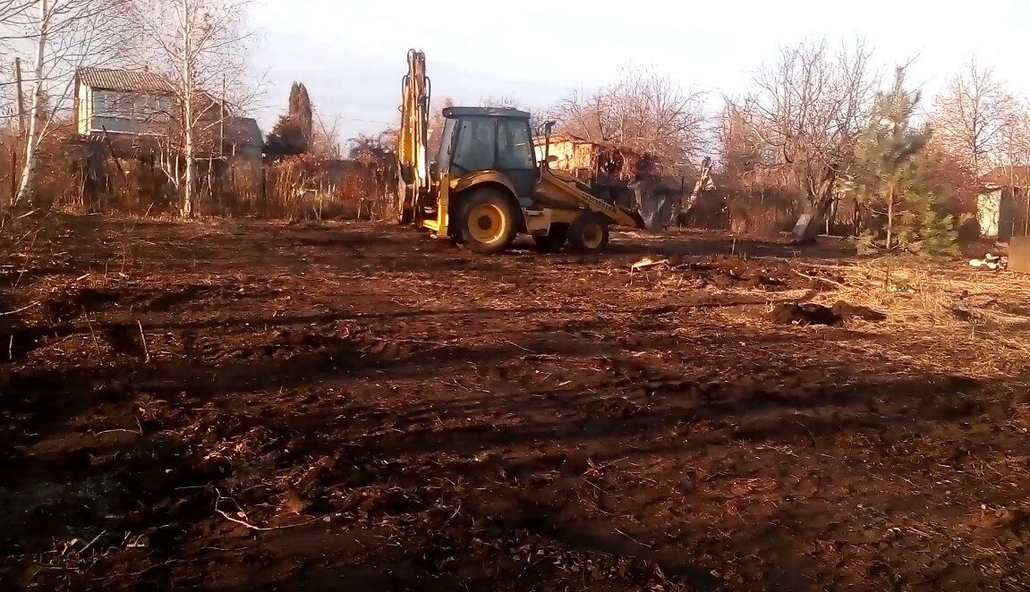 расчистка участка, экскаватор-погрузчик jcb великий новгород, расчистка участков, трактор для разравнивания участка, выравнивание участка трактором