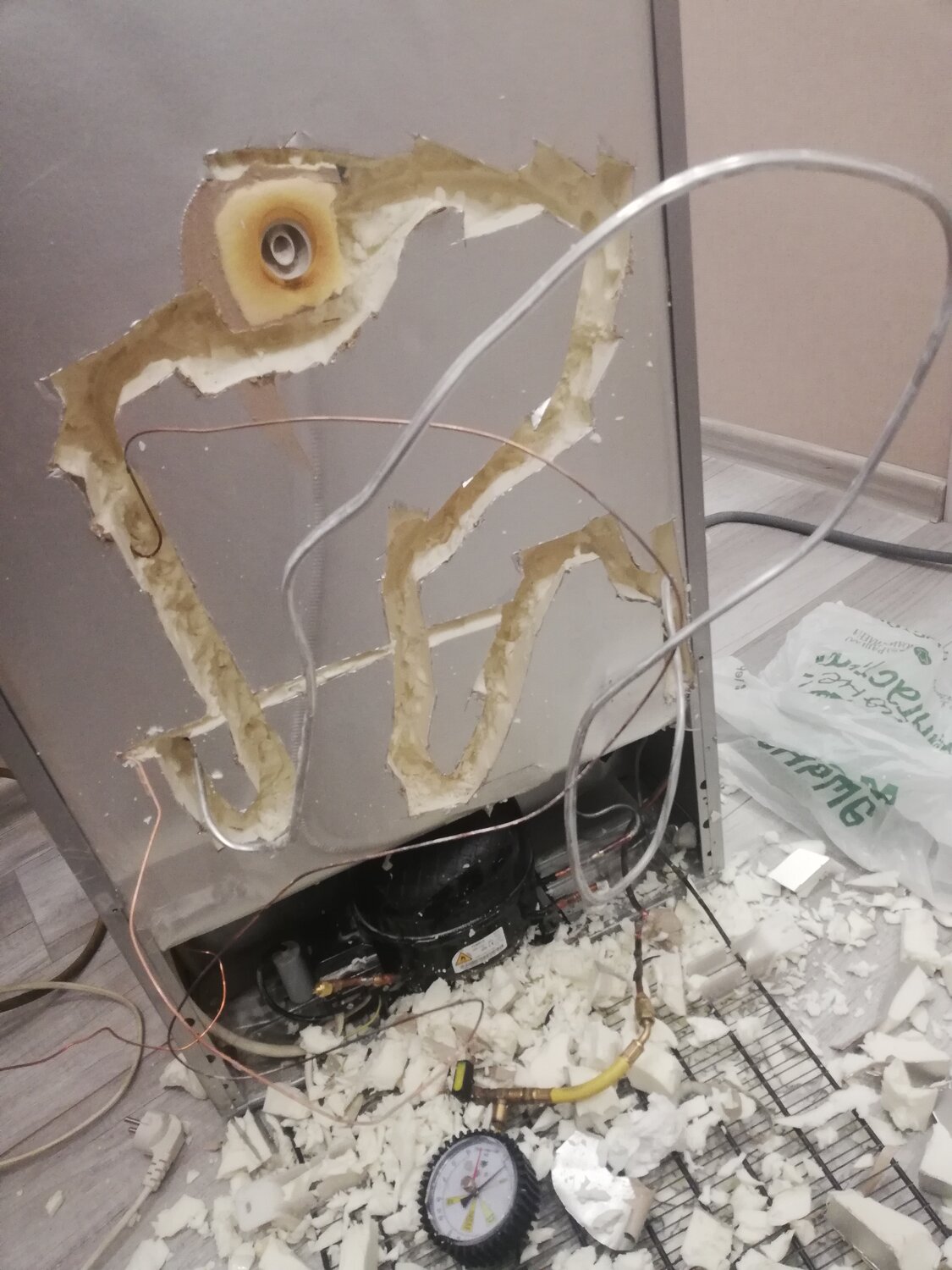 ремонт холодильника своими руками, утечка фреона в запененной части холодильника, холодильник беко утечка в запененной части, трубки в запененной части холодильника, утечка холодильник