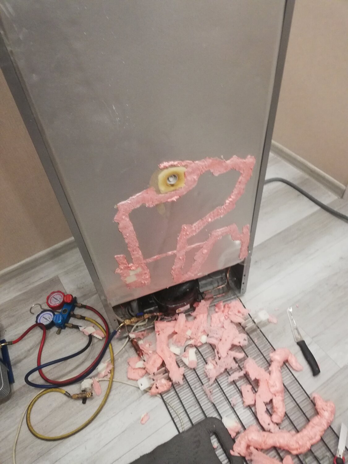 бытовая техника, ремонт холодильника, заправка фреоном холодильника, сломанный холодильник, задняя стенка холодильника