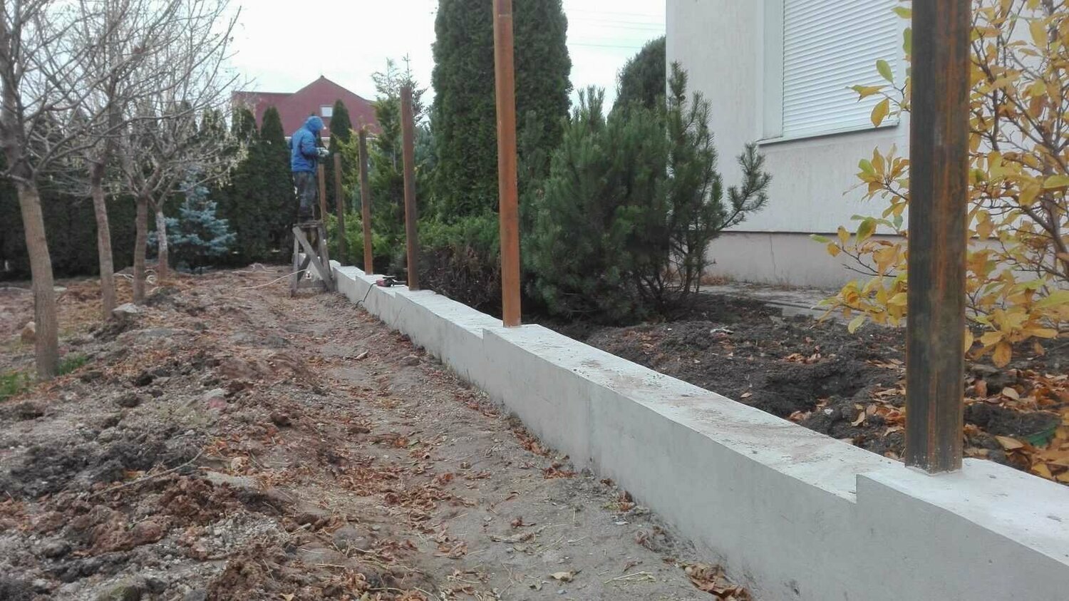 фундамент под забор, бетонный фундамент для забора, сборный фундамент для забора, ленточный фундамент под забор, заливка фундамента под забор