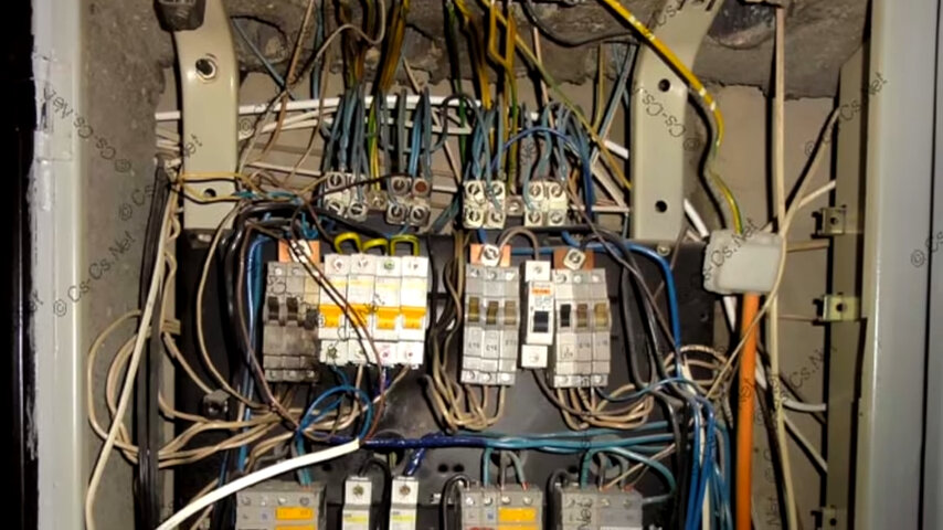 автомат в щитке, провода в щитке, щит этажный квартирный расключение, электрический щиток в подъезде, ноль в щитке