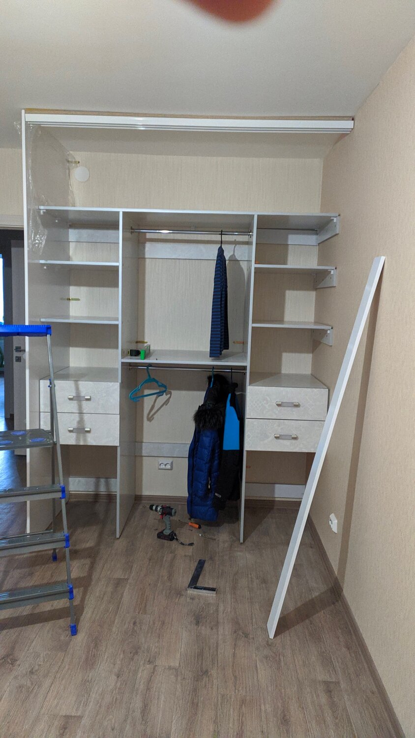 гардеробная из кладовки, п образная гардеробная комната, дизайн маленькой гардеробной, маленькая гардеробная, мини гардеробная
