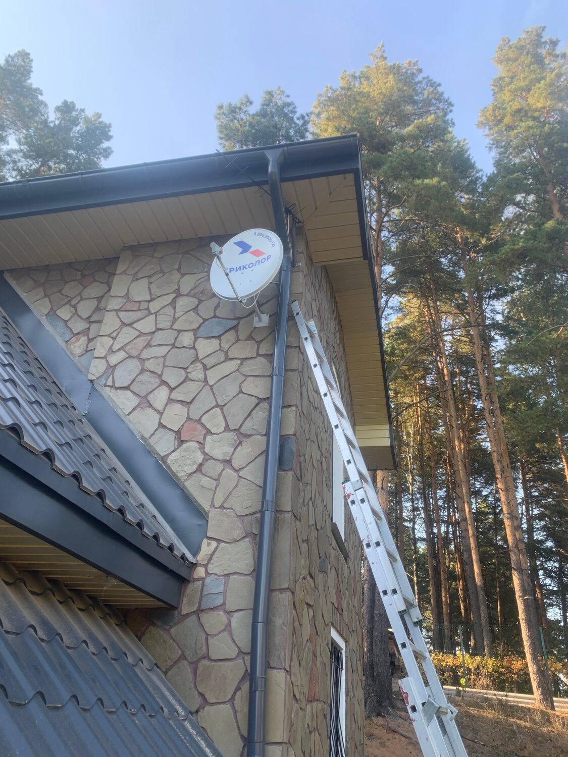 спутниковая антенна, спутниковая антенна триколор, установка спутниковой антенны, монтаж спутниковой антенны, антенна на сайдинг