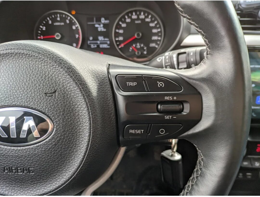 кнопка круиз контроля kia rio 4, круиз контроль киа рио 4, кнопка set в киа рио, руль киа рио 4, kia rio x круиз контроль