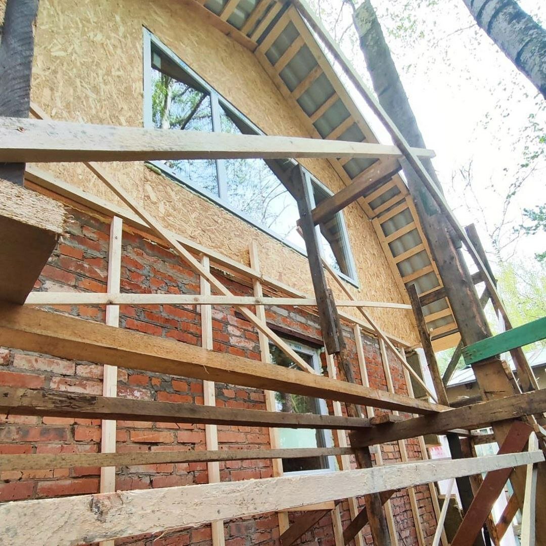 каркасный дом стройка, строительные леса из досок 150х50, строительные леса из дерева, каркасные дом, каркасный дом обшивка