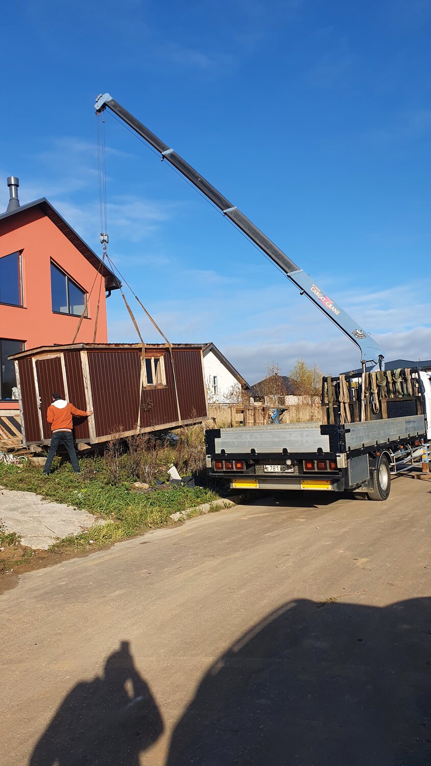 бытовка на манипуляторе, манипулятор, бытовка, камаз манипулятор перевоз бытовок, домик из бытовки