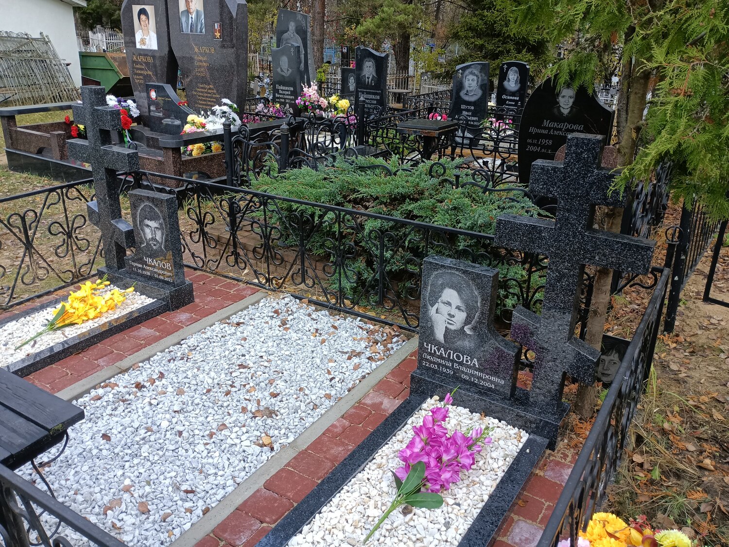 памятник, памятники на кладбище, могила памятник, памятник на могилу на троих, памятники на кладбище двойные