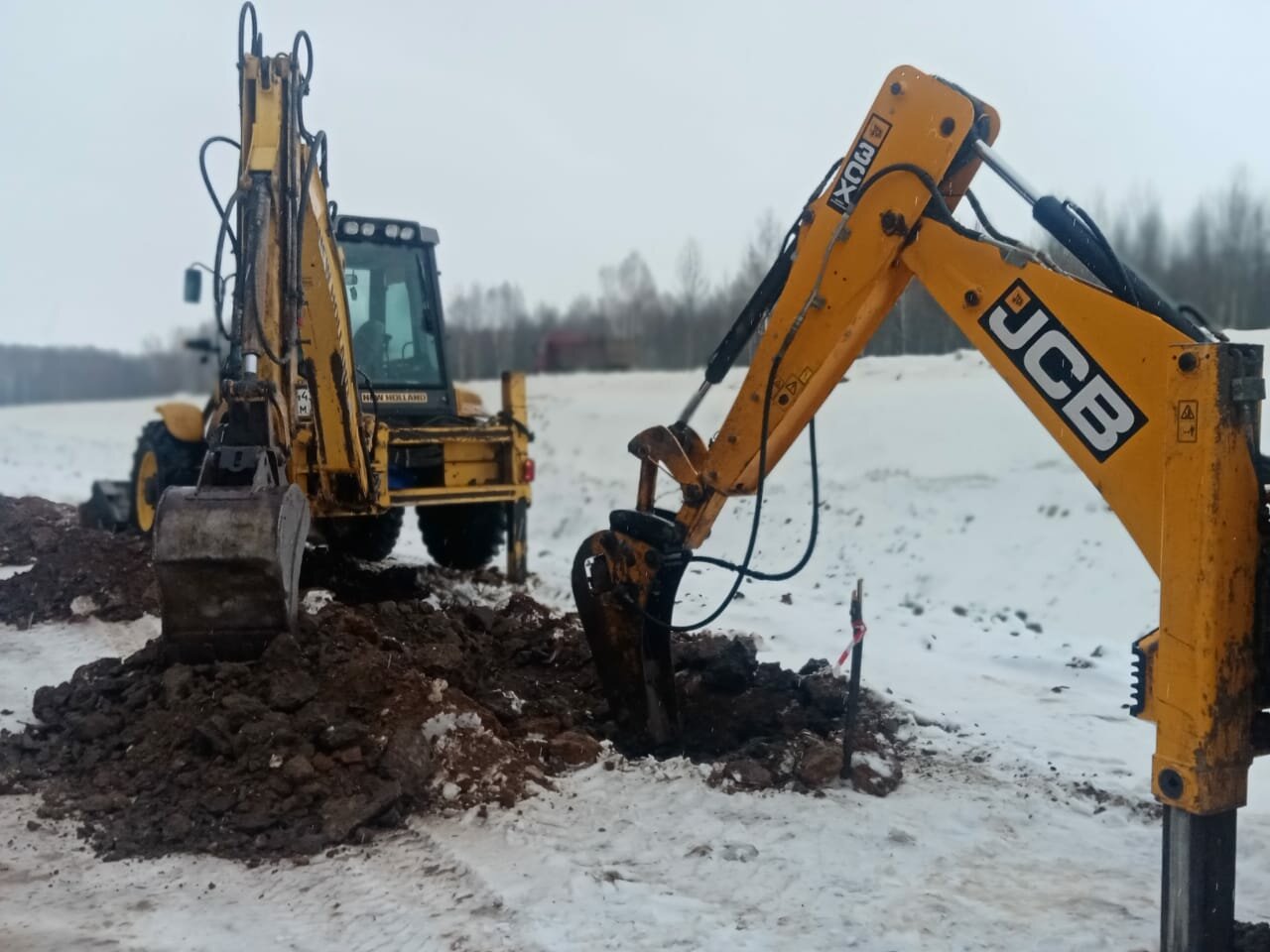 экскаватор-погрузчик jcb копает, экскаватор, гидромолот на базе экскаватора, разработка грунта экскаватором, работа экскаватора