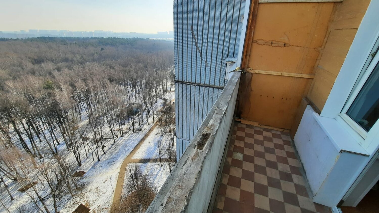 Демонтаж отделки балкона