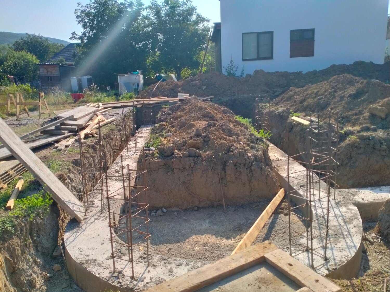 копка котлована под фундамент, фундамент, монтаж фундамента, разбивка фундамента, ленточный фундамент