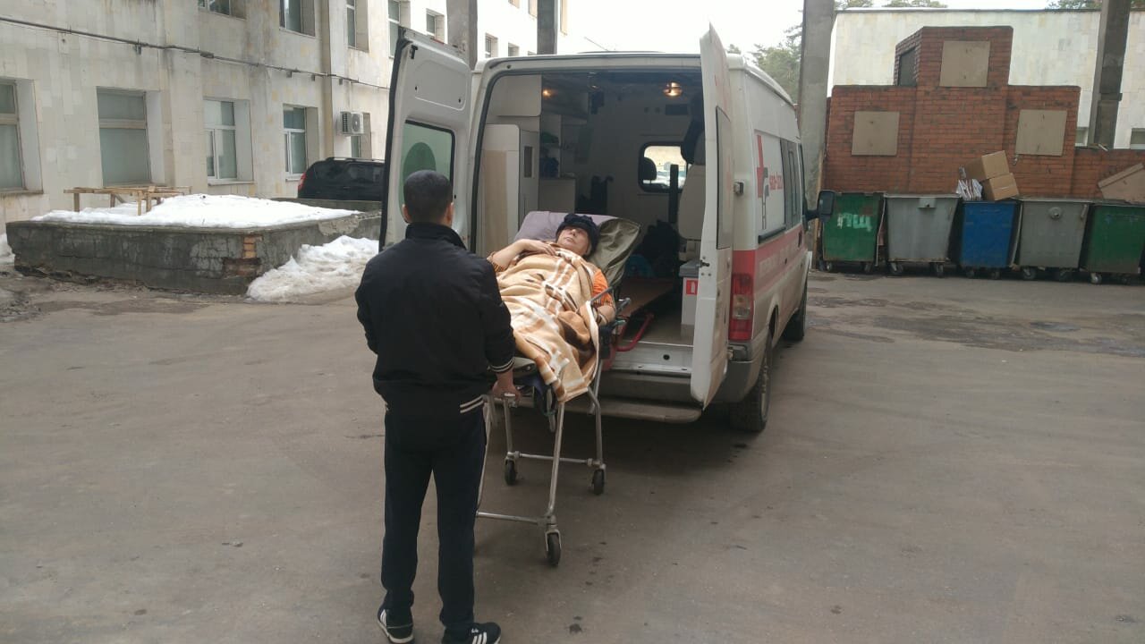 скорая, станция скорой помощи, больного грузят в скорую, скорая медицинская помощь, медицинская помощь
