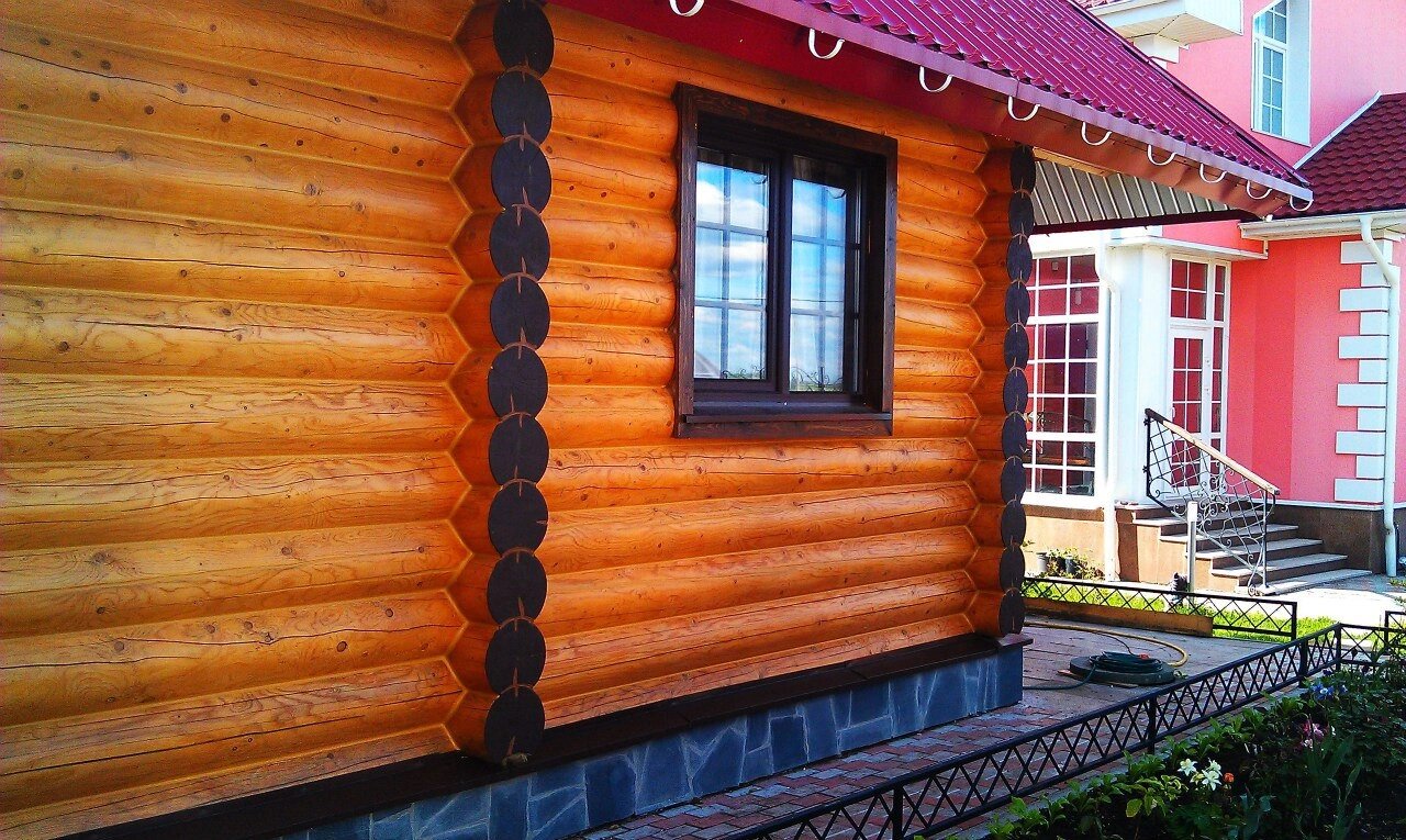 срубовой дом с герметиком, отделка сруба снаружи, покрытие бревенчатого дома снаружи, дом из бревна, деревянный дом