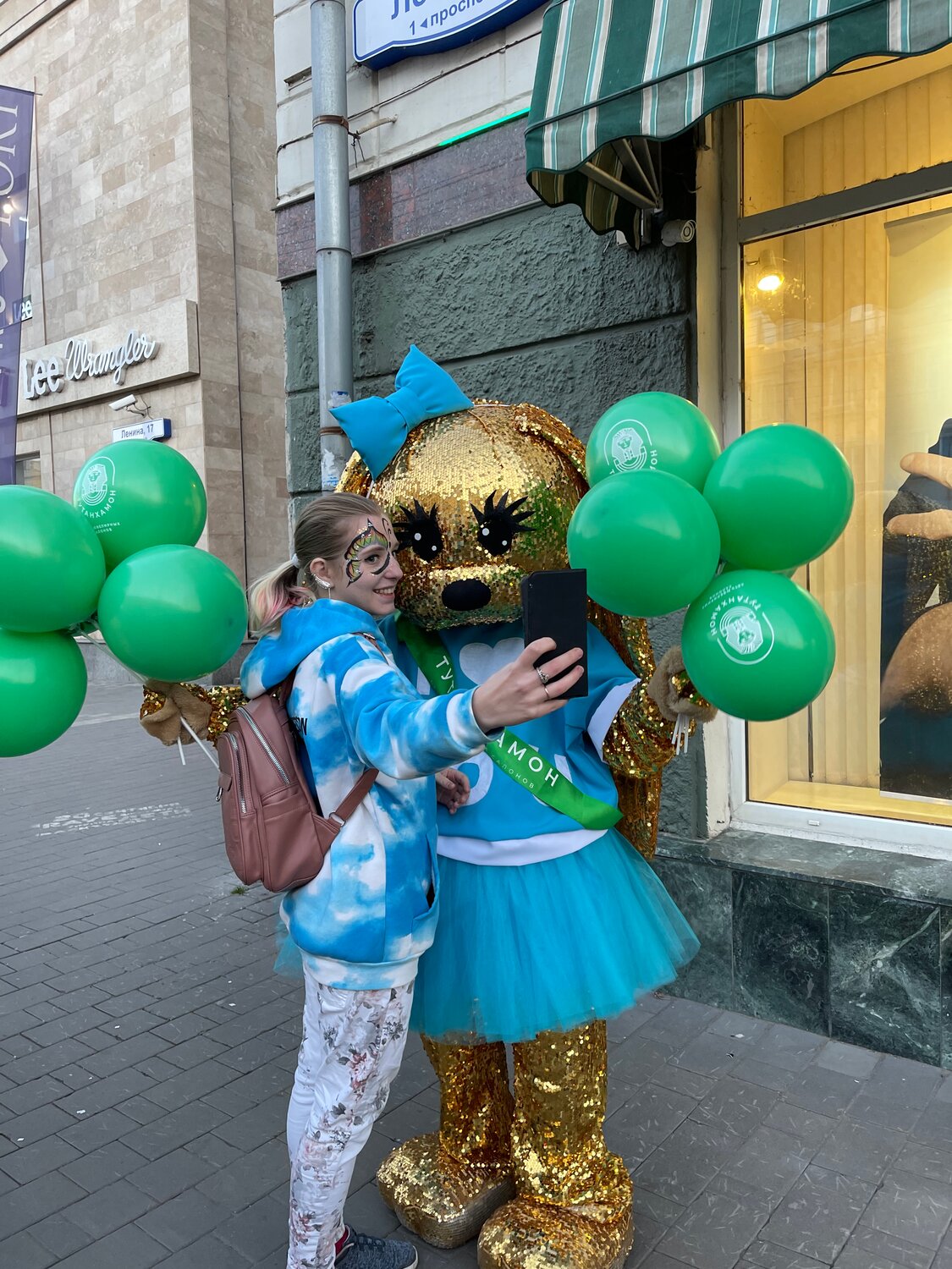 девушка, шар, шарик крокодил гена, праздник, большой парад