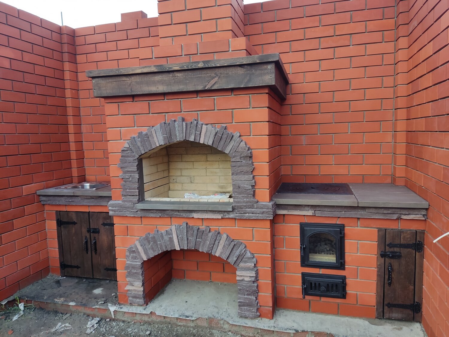 русская печь с мангалом, печь барбекю из кирпича, печь с мангалом, печь барбекю, печи камины барбекю