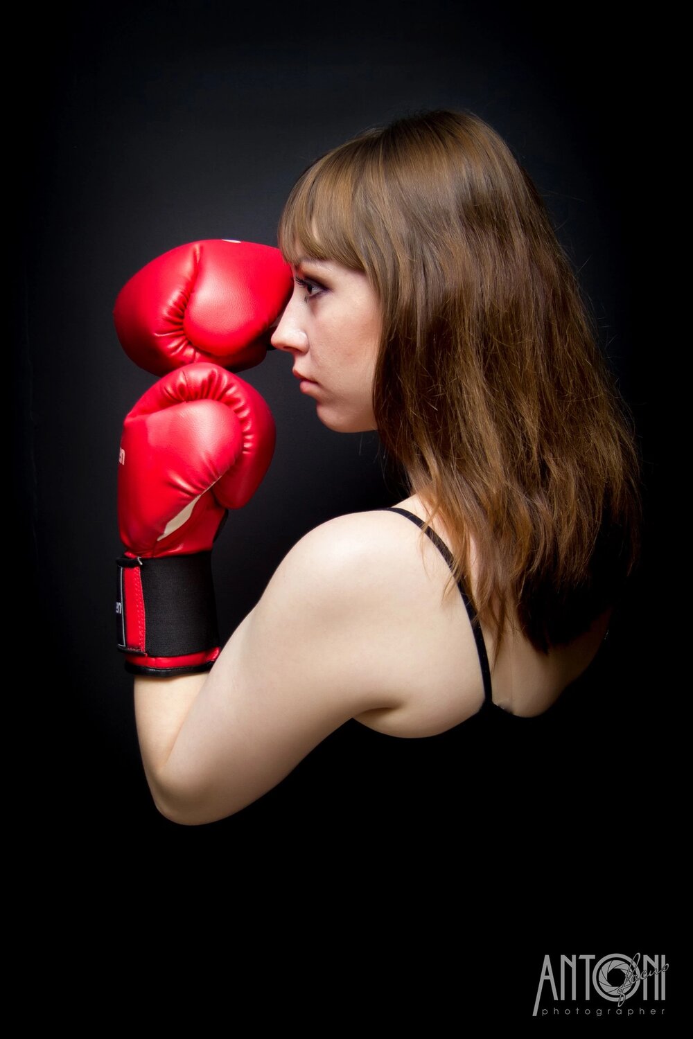 девушка в боксерских перчатках, boxing gloves, боксерские перчатки, девушка боксер, девушки боксерские перчатки на сером фоне
