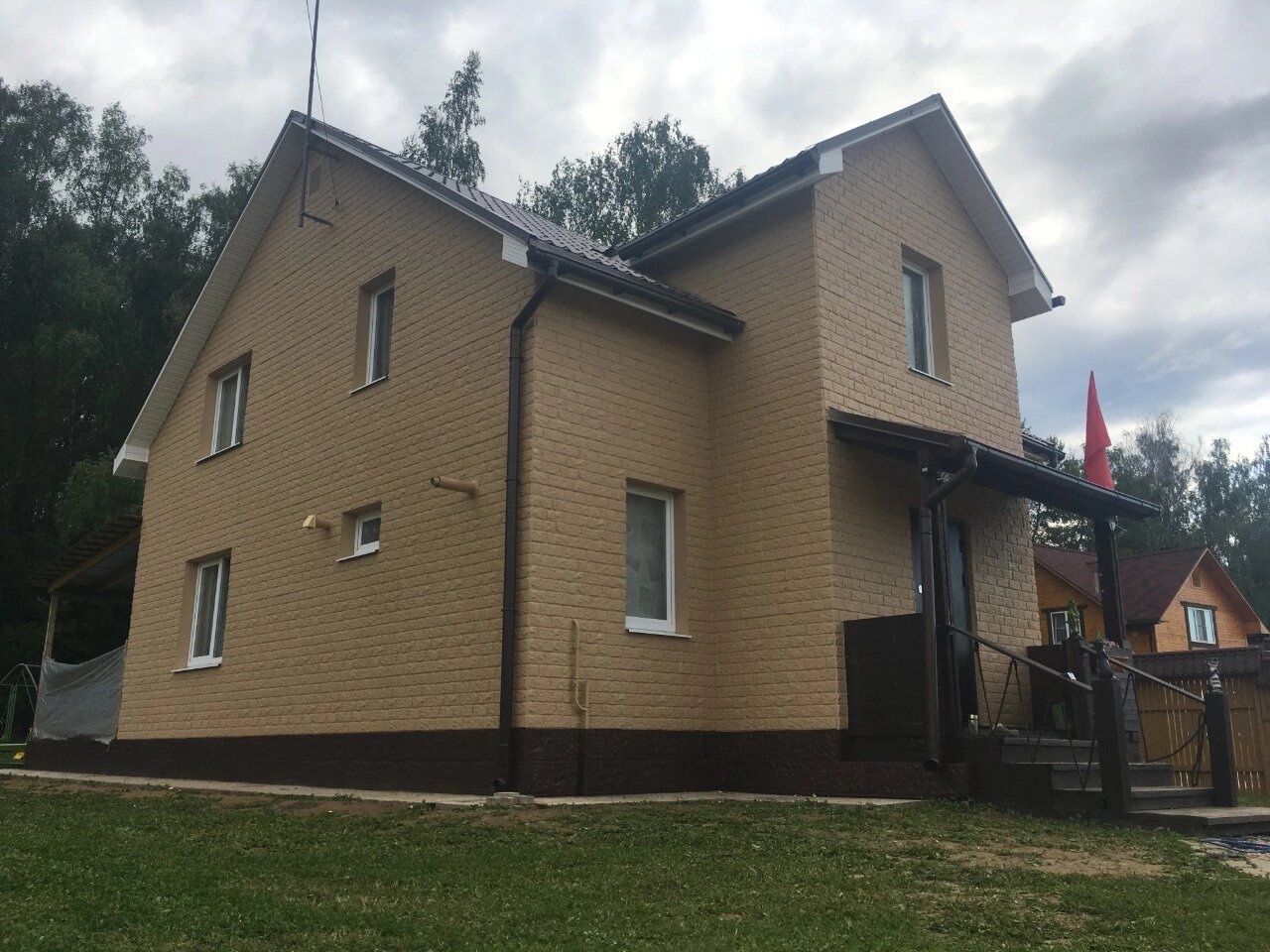 облицовочный кирпич цвета, дом темный облицовочный кирпич, загородный дом, коттедж, дом снаружи