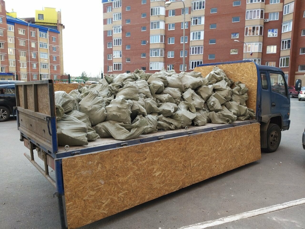 вывоз мусора, вывоз мусора сургут, газель грузят мусором, вывоз строительного мусора, мусоровывоз газелькин