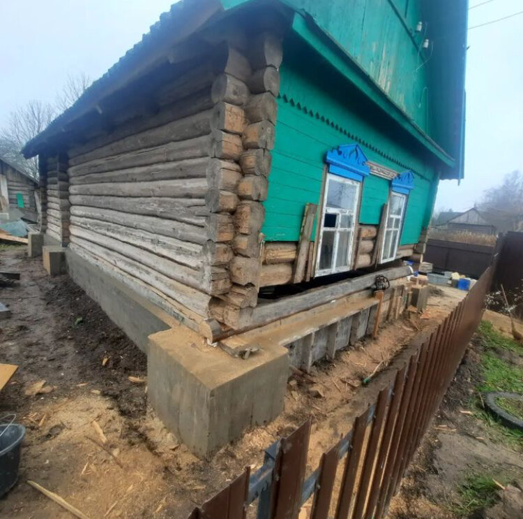 дом в селе, фундамент в деревенском доме, реставрируем старый деревянный дом, реконструкция старых деревянных домов, дом