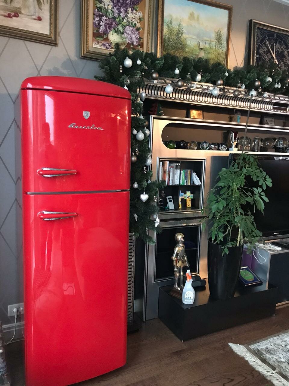 ретро холодильник, schaub lorenz холодильник ретро, холодильник в стиле ссср, крашенный холодильник красный, холодильник зил красный