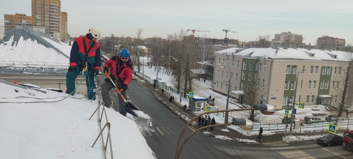 уборка снега с крыш, очистка крыш от снега, снег с крыши, чистка крыш от снега, очистка кровли от снега