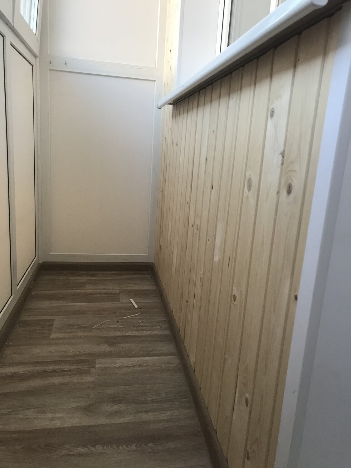отделка балкона вагонкой, отделка балкона ламинатом, отделка лоджии ламинатом, обшивка балкона ламинатом, внутренняя отделка балкона