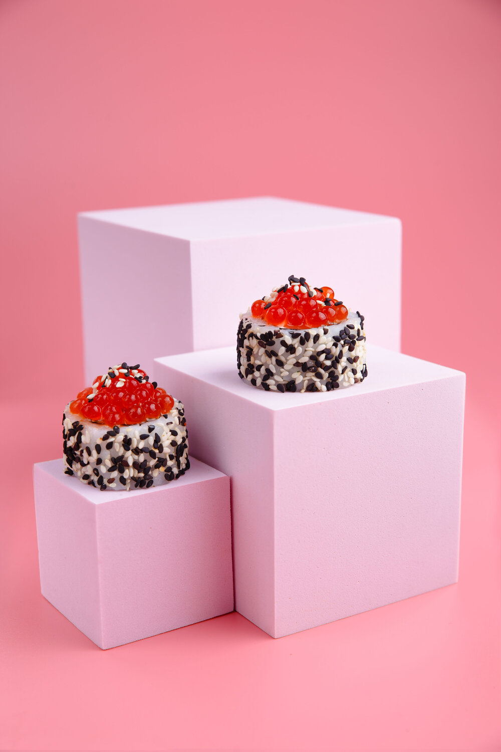 суши, еда роллы, пирожное с ягодами, роллы, ролл тоба