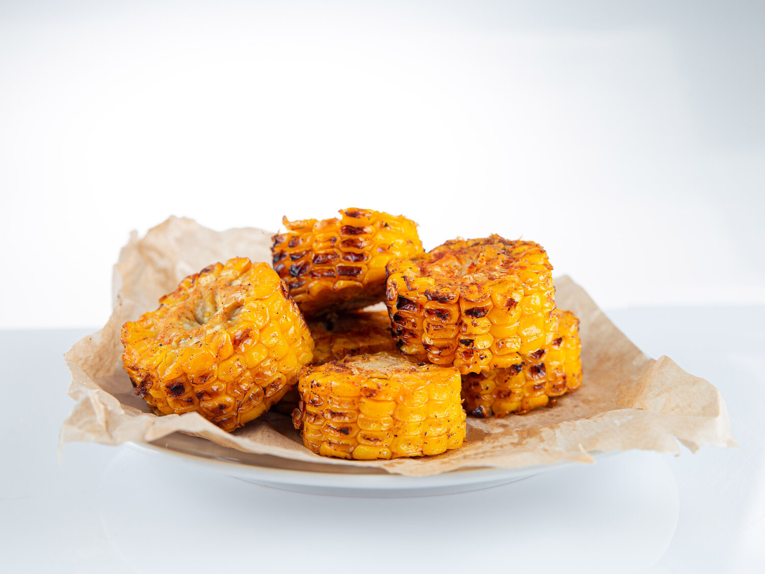 кукуруза гриль, еда, жареная кукуруза, овощные котлеты, сладкая кукуруза