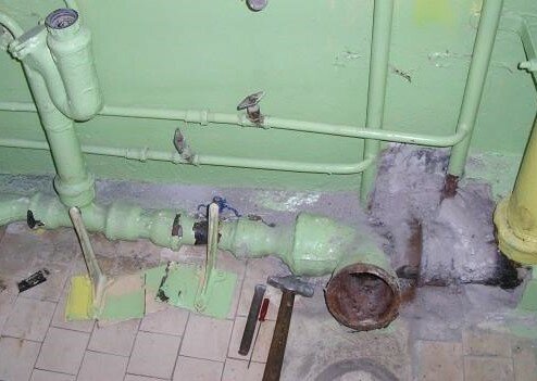 чугунная канализационная труба в ванной, старые чугунные канализационные трубы, канализация, замена стояка канализации в квартире, канализационные трубы